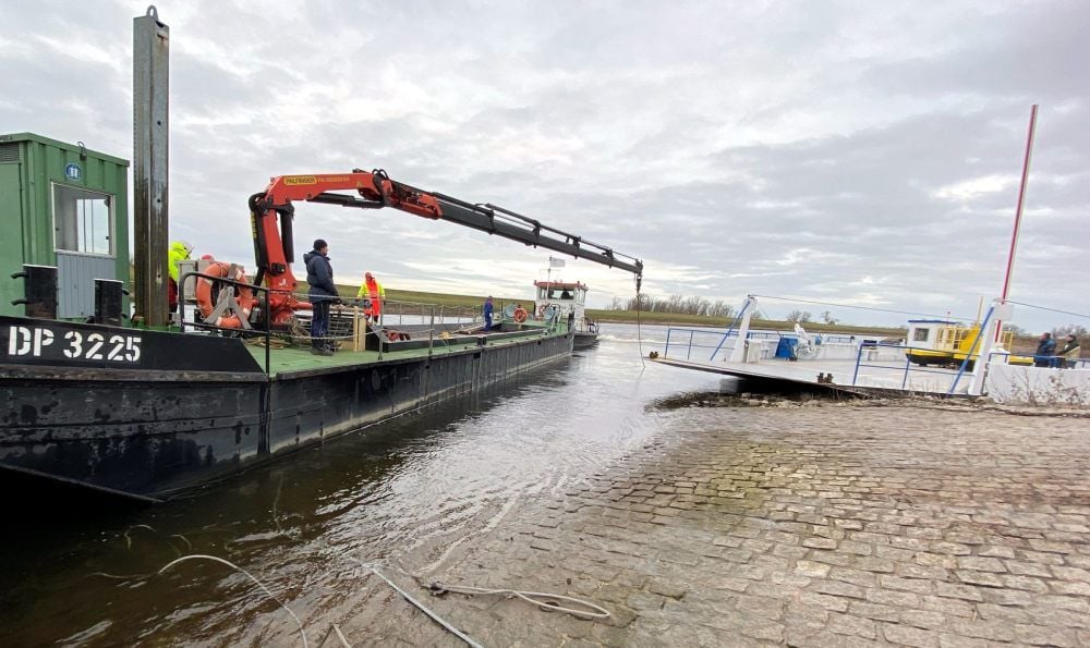 Der Schlepper „Schwarze Elster“ vom Wasser- und Schifffahrtsamt Dresden (im Hintergrund) bringt die Arbeitsplattform in Position.