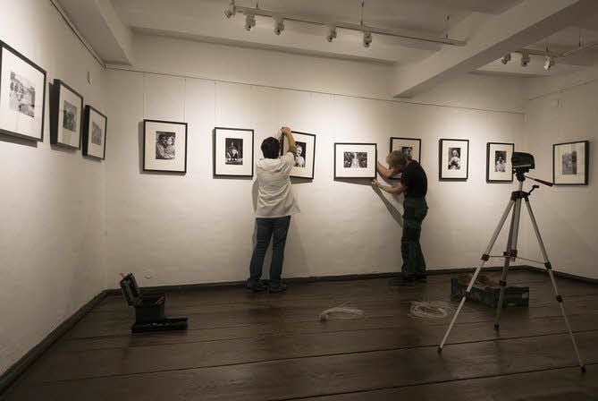 Cathrin Gutsche und Jens Richter richten in Raum II die Fotografien von Heinz Kittel aus. Die Bilder können im Anschluss an die Ausstellung erworben werden.