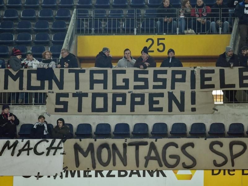 Die Fans protestierten vor der Partie von Eintracht Frankfurt gegen RB Leipzig gegen die Montagsspiele. Foto: Uwe Anspach