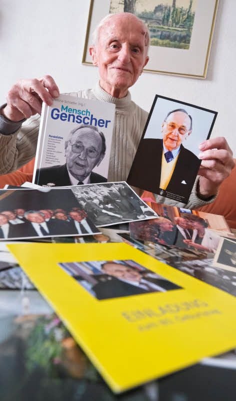 Günther Fugmann hat zahlreiche Erinnerungen an seinen alten Schulfreund Hans-Dietrich Genscher gesammelt. Aus Anlass des dritten Todestages am Sonntag blättert er in Fotos und Dokumenten aus der gemeinsamen Zeit.