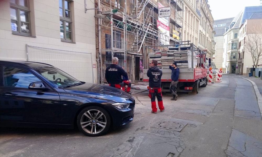 Ein Arbeiter (Mitte) trägt auf einer Baustelle in der Brüderstraße einen Reichsadler auf der Kapuzenjacke.