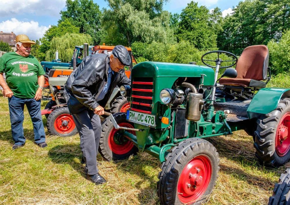 Erwin Wassermann aus Groß-Marzehns wirft seinen in Straach gebauten Traktor an.