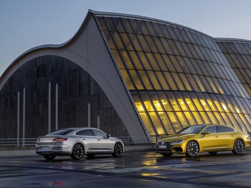 Der neue VW Arteon startet zunächst als Stufenheck-Limousine: Bald wird es das Modell vielleicht aber auch als Designer-Kombi geben. Foto: Volkswagen/dpa-tmn