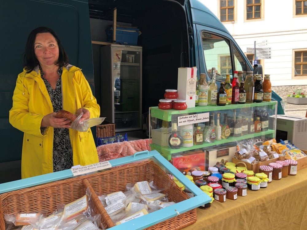 Elvira Schepers, die in Halle-Tornau einen Hofladen betreibt, organisiert den Kleinen Markt in Merseburg.