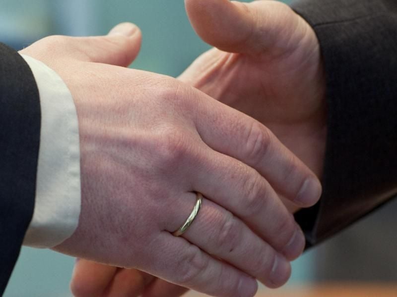 Nur ein Handschlag reicht für eine Jobzusage nicht aus. Der Bewerber sollte sich die Zusage schriftlich geben lassen. Foto: Patrick Pleul