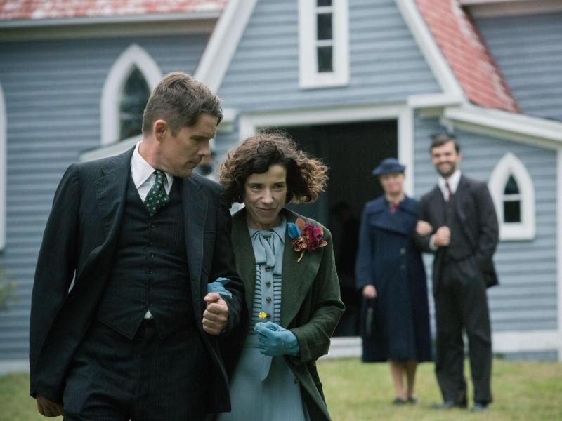 Die Malerin Maud Lewis (Sally Hawkins) mit ihrem Mann Everett Lewis (Ethan Hawke, l). Foto: Duncan Deyoung/NFP