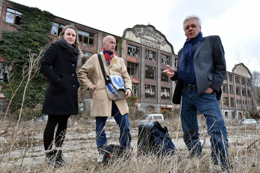 Regisseur Jens-Erwin Siemssen (r.) plant mit Intendant Stefan Neugebauer und Veranstaltungskauffrau Hannah Wörpel (l.) ein spektakuläres Theaterprojekt im Weißenfelser Textil-Kontor.
