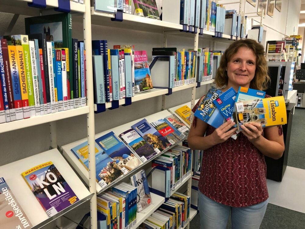 Stefanie Maiwald hat die Weißenfelser Bibliothek knapp fünf Jahre geleitet. Hier zeigt sie Reiseliteratur, die im Haus ausgeliehen werden kann.
