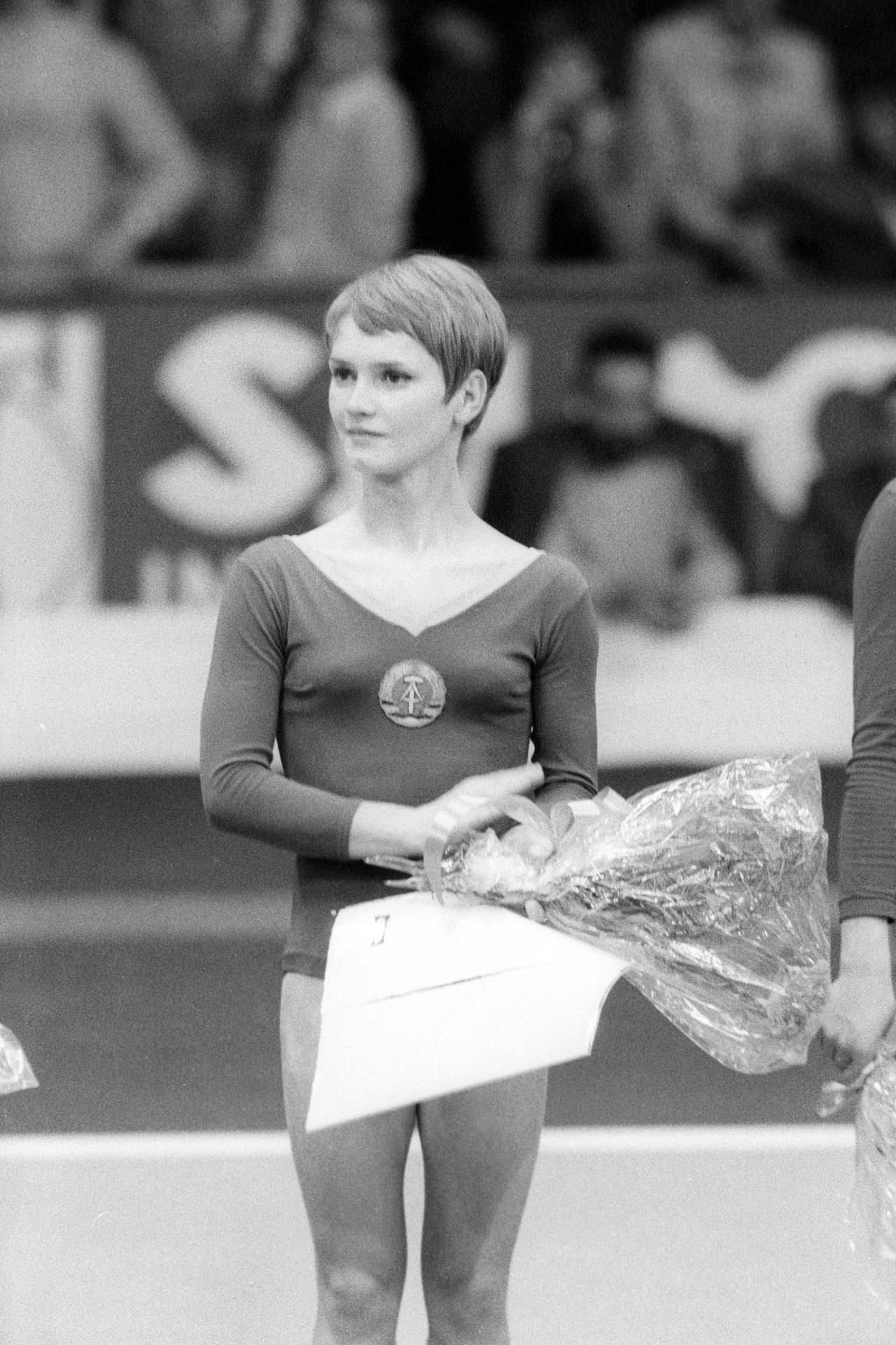 DDR-Turnstar Karin Janz bei der Siegerehrung in Ljubljana 1970.