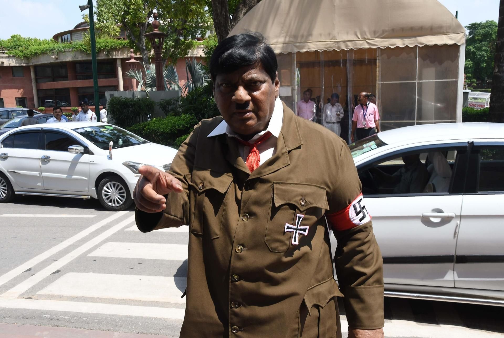 Naramalli Sivaprasad verpasste sich eine Hitler-Verkleidung.