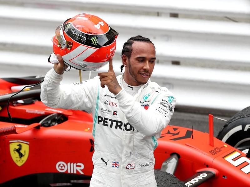 Lewis Hamilton zeigt nach seinem Sieg in Monaco auf seinen Helm mit der Aufschrift Niki Lauda. Foto: David Davies/PA Wire