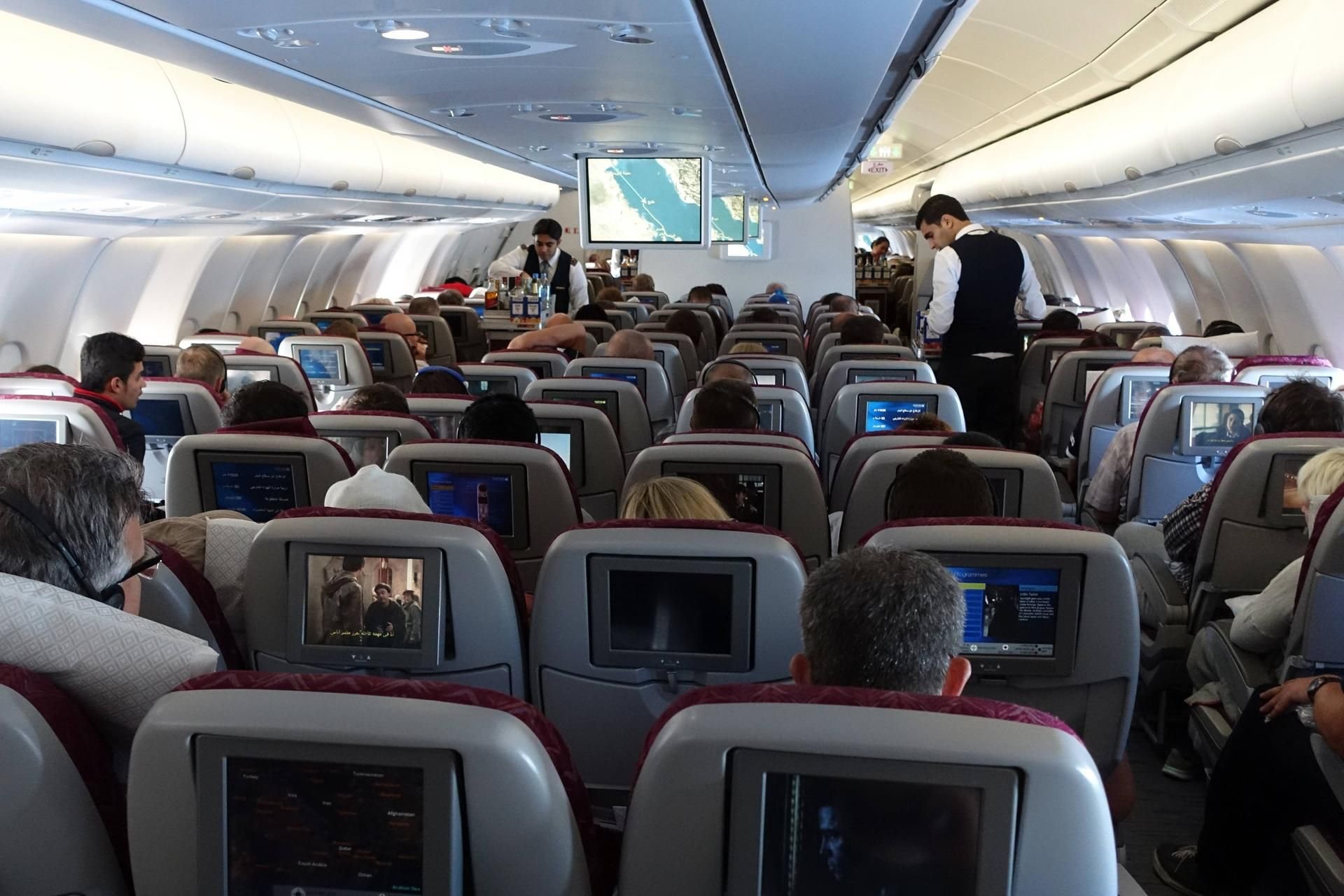 Wäre das schön – wenn der Platz neben einem während eines Langstreckenflugs frei bleiben würde.