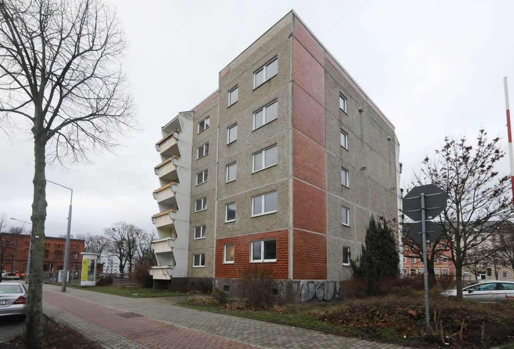 Das Punkthochhaus in der Radegaster Straße wird vom neuen Eigentümer saniert.
