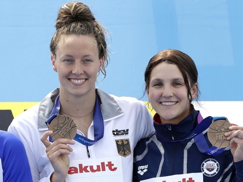 Leonie Beck posiert mit ihrer Bronze-Medaille nebn der ebenfalls Dritten Hannah Moore aus den USA. Foto: Mark Schiefelbein/AP