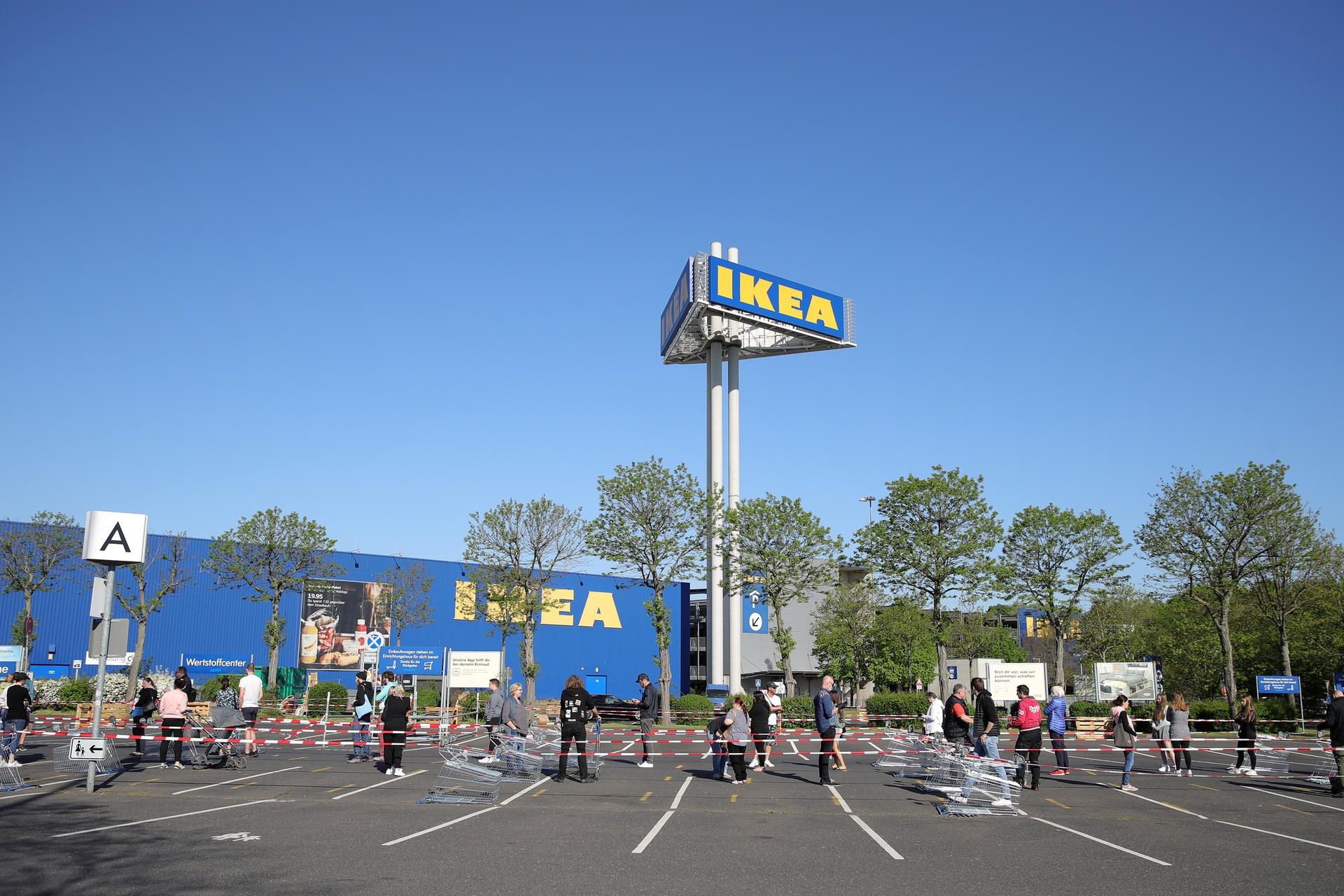 Vor einigen Ikea-Filialen bildeten sich auch am Wochenende wieder lange Schlangen, wie hier am 22. April.