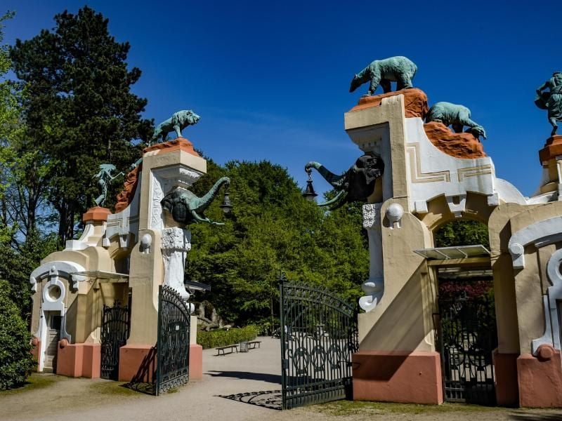 Sonne fällt auf das denkmalgeschützte sogenannte „Elefantentor”, den alten Eingang des Tierparks Hagenbeck. Foto: Axel Heimken