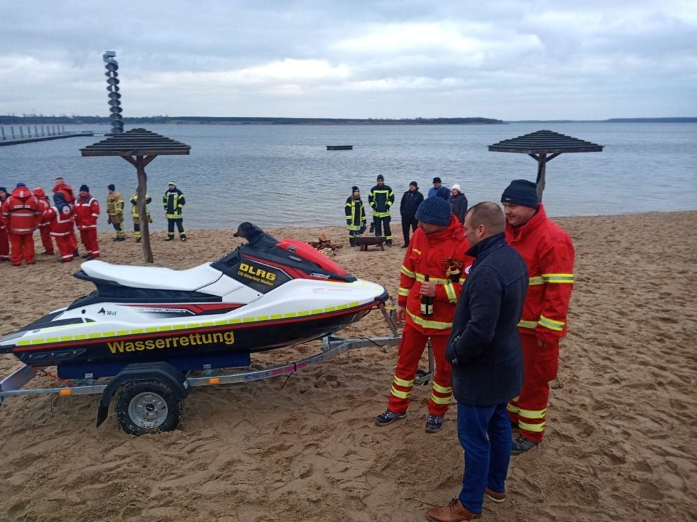 Am 4. Januar wurde der neue Jetski von den DLRG-Mitgliedern in Anwesenheit von Muldestausee-Bürgermeister Ferid Giebler getauft.