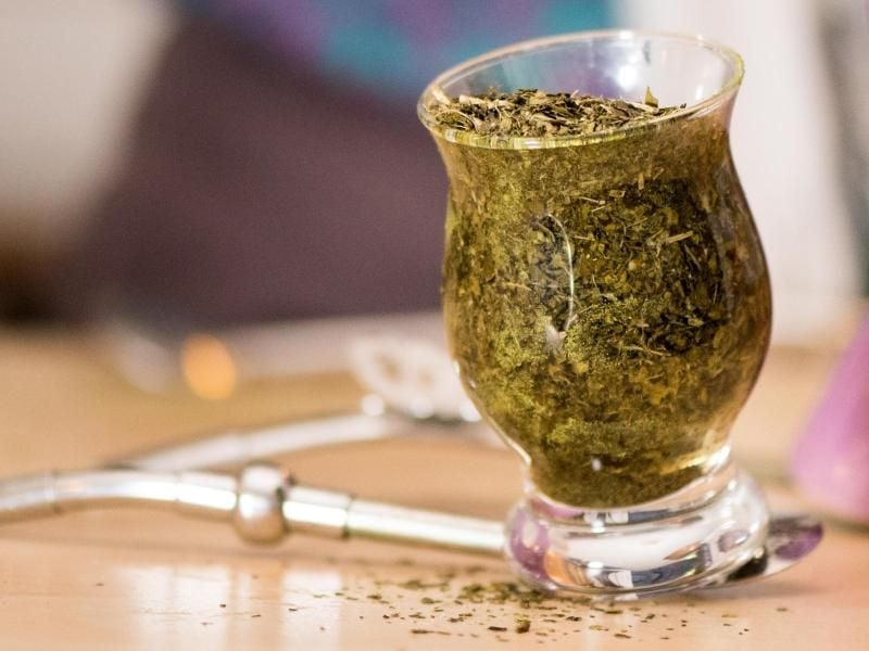 Mate-Tee enthält relativ wenig Koffein, dafür aber andere Stoffe, die auch als Wachmacher wirken. Foto: Franziska Gabbert/dpa-tmn