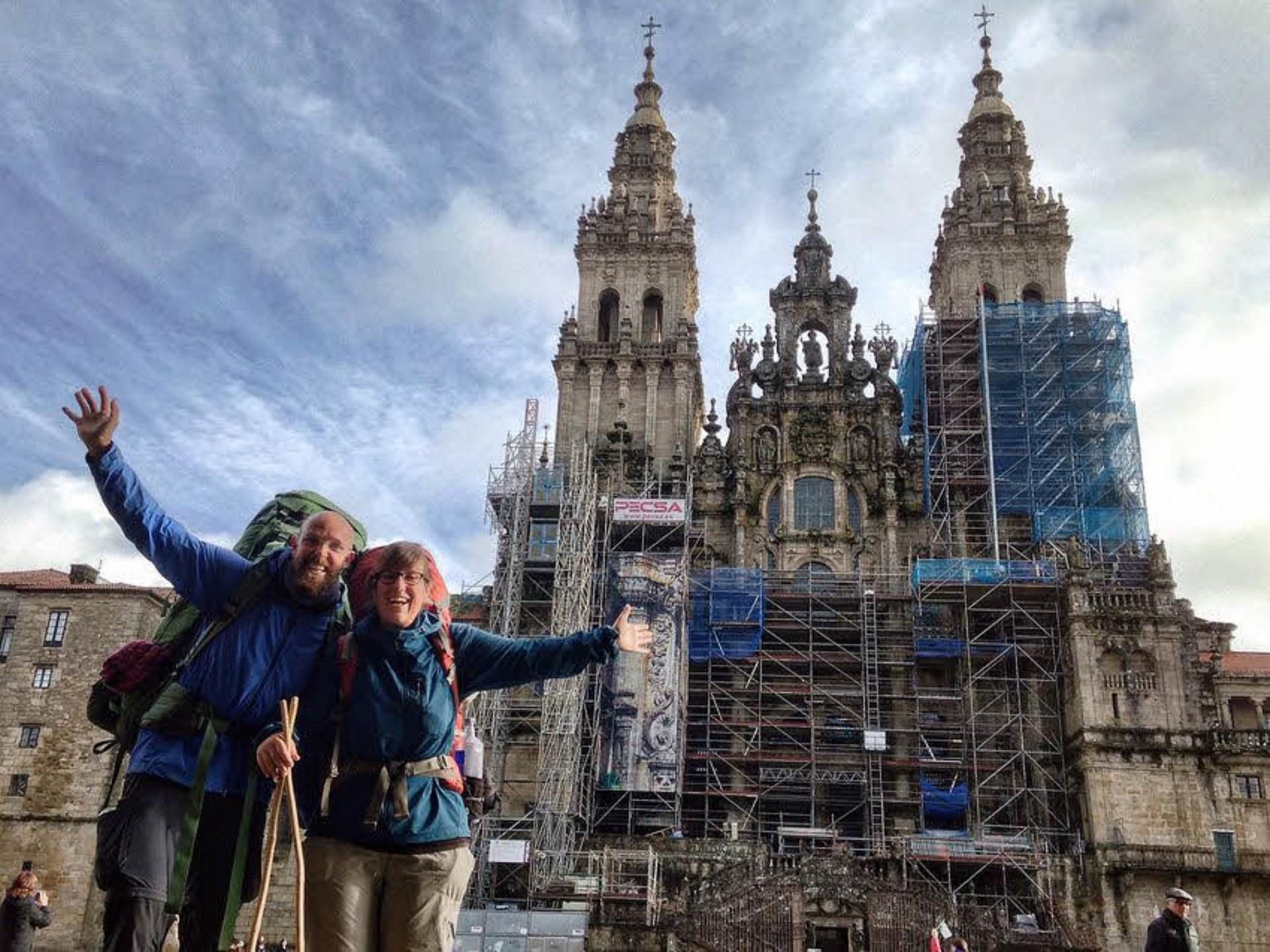 Nach acht Monaten waren die Wanderer in Santiago de Compostela angekommen (re.). Unterwegs sammelten sie ihre Pilgerstempel und erfuhren in Frankreich und überall große Gastfreundschaft in Gärten und Häusern.