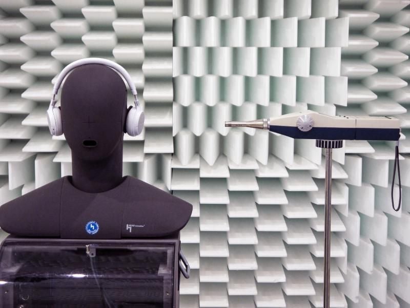 Die Tester untersuchten auch, wie viel von der Musik nach außen dringt. Foto: Stiftung Warentest/dpa-tmn