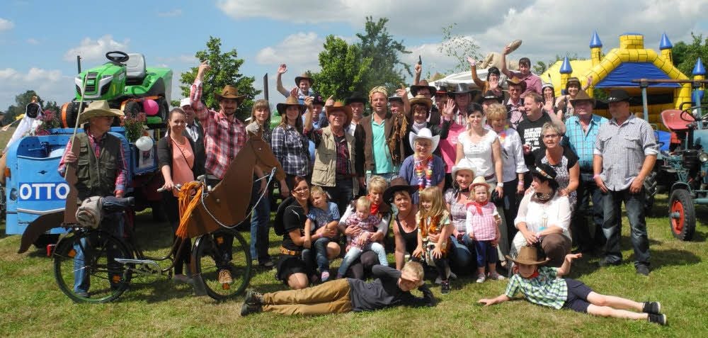 Fröhlich und friedlich vereint lassen sich die Bethauer Cowboys und Indianer für ein Erinnerungsfoto ablichten.