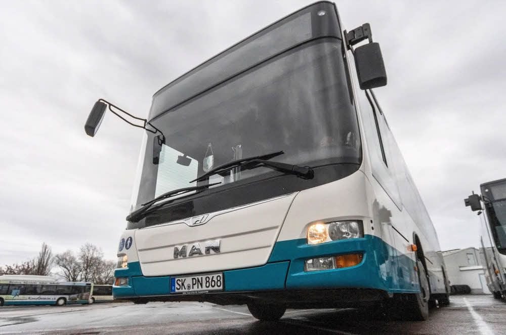 Auch in den kommenden zehn Jahren wird die PNVG im südlichen Saalekreis mehr als 30 Buslinien betreiben. Beim Äquivalent im Norden, dem OBS, sitzen aufgrund fehlenden Personals bereits Spanier, Italiener und Polen am Lenkrad.