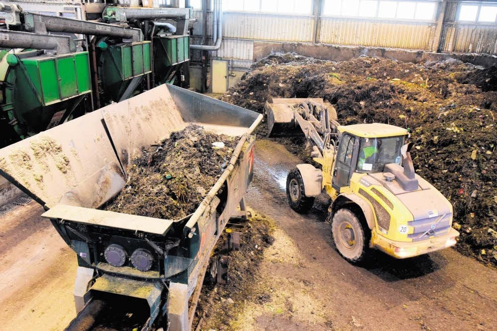 Täglich wird Biomüll im Kompostwerk angeliefert. Mit dem Radlader werden die Abfälle zusammengeschoben und dann sortiert.