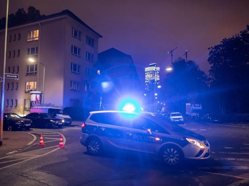 Ein Polizeifahrzeug sperrt die Zufahrt zum Europaviertel. Foto: Frank Rumpenhorst