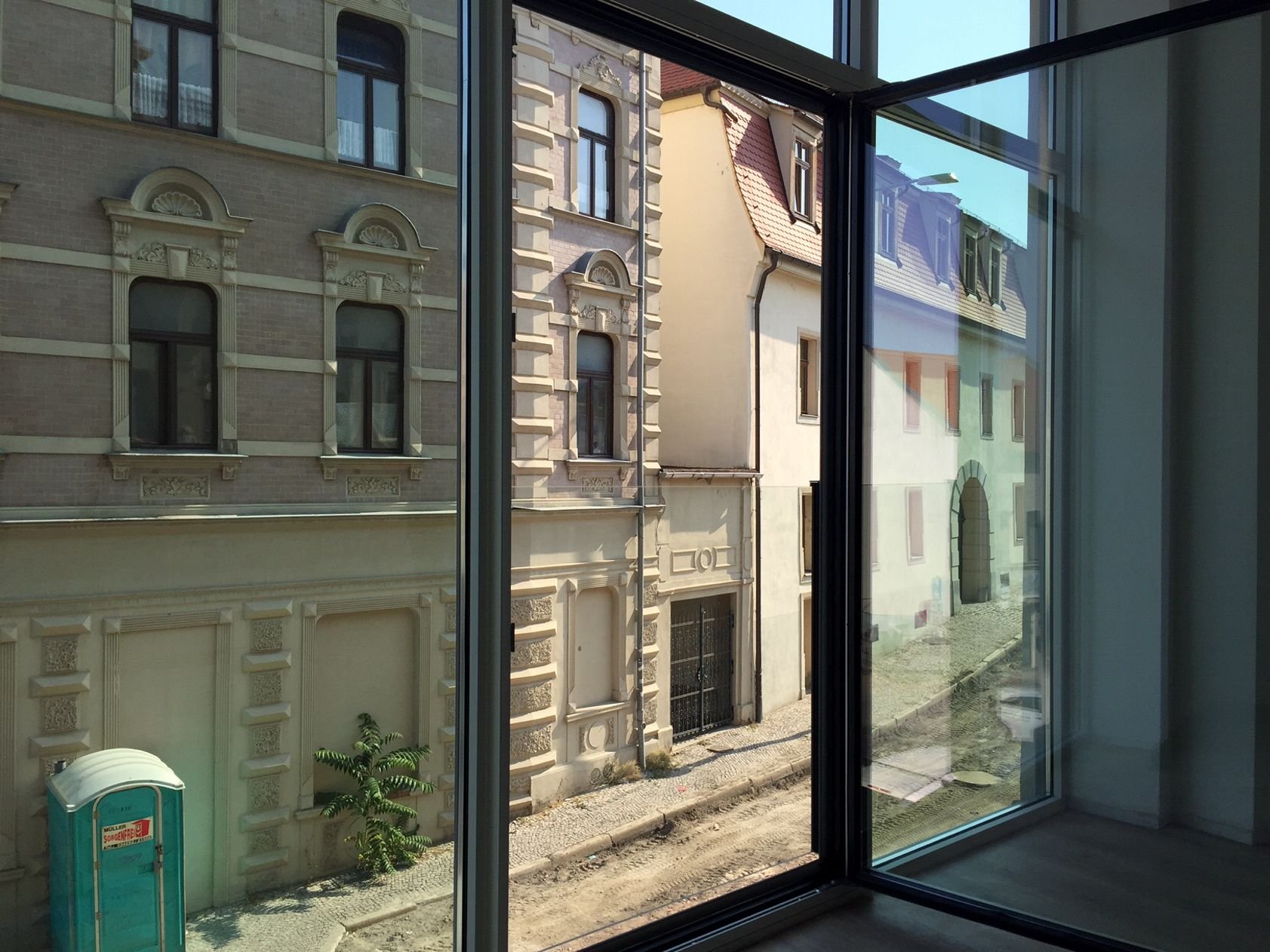 Diesen Blick haben Besucher aus einem der riesigen, abgerundeten Fensterfronten des Hauses im Kugelweg 4 in Bernburg.