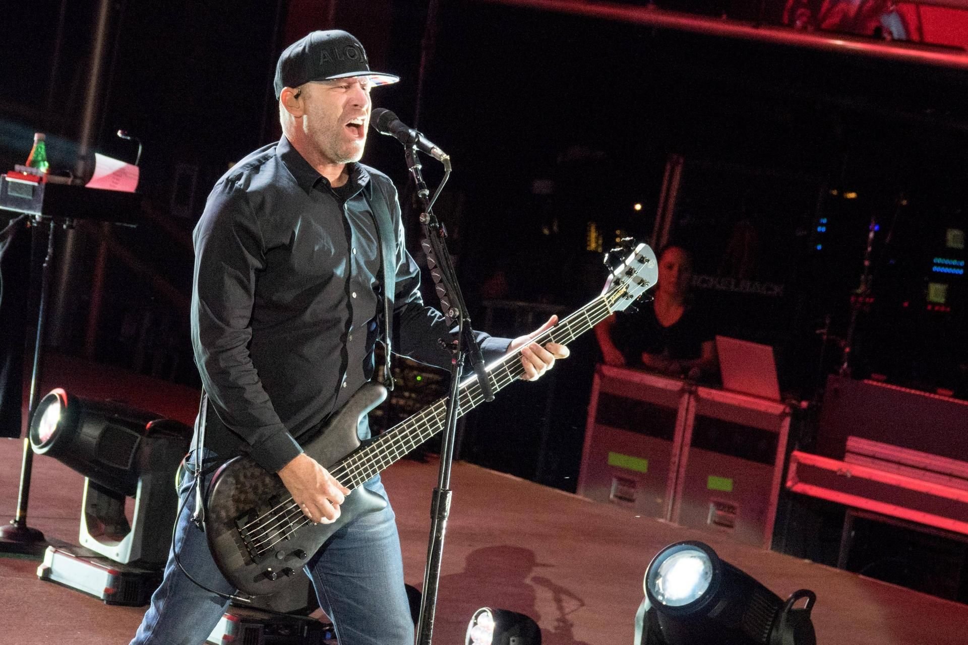 Die Band Nickelback bei einem Auftritt in Morrison (USA). Am Sonntag begeisterte die Band das Publikum in Leipzig. (Archivfoto)