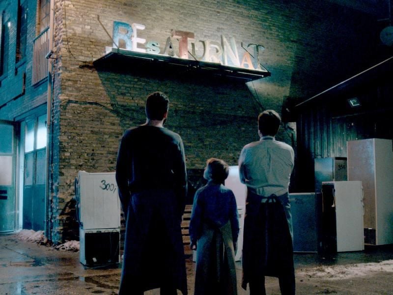 Mit seinem Plan, ein Restaurant zu eröffnen, mischt Dion (Esben Dalgaard, l) das Leben von Thomas (Martin Buch, r) und dessen Sohn Niklas (Viktor Lykke Clausen, M) gehörig auf. Foto: ARTE France