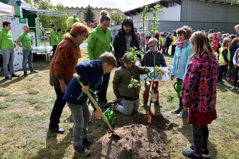 Ein Vertreter aus jeder Klasse pflanzte gemeinsam mit den Erwachsenen einen Apfelbaum. Dabei kamen die neuen Arbeitsgeräte gleich zum Einsatz.