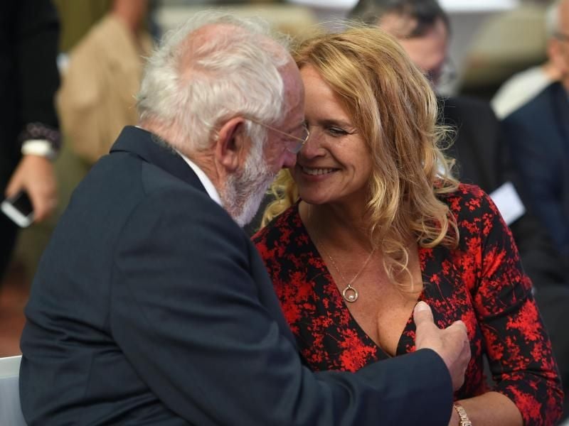 Der Schauspieler Dieter Hallervorden und seine neue Partnerin Christiane Zander. Foto: Britta Pedersen
