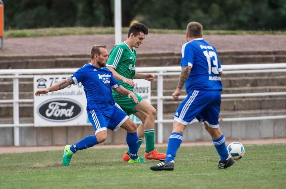 Im Naumburger Stadion, wohin die Bad Kösener Reserve - hier Denny Loos (l.) und Torschütze Matthias Große - ausgewichen war, setzte sich der Gleinaer SV mit Elias Müller (Mitte) knapp mit 2:1 durch.