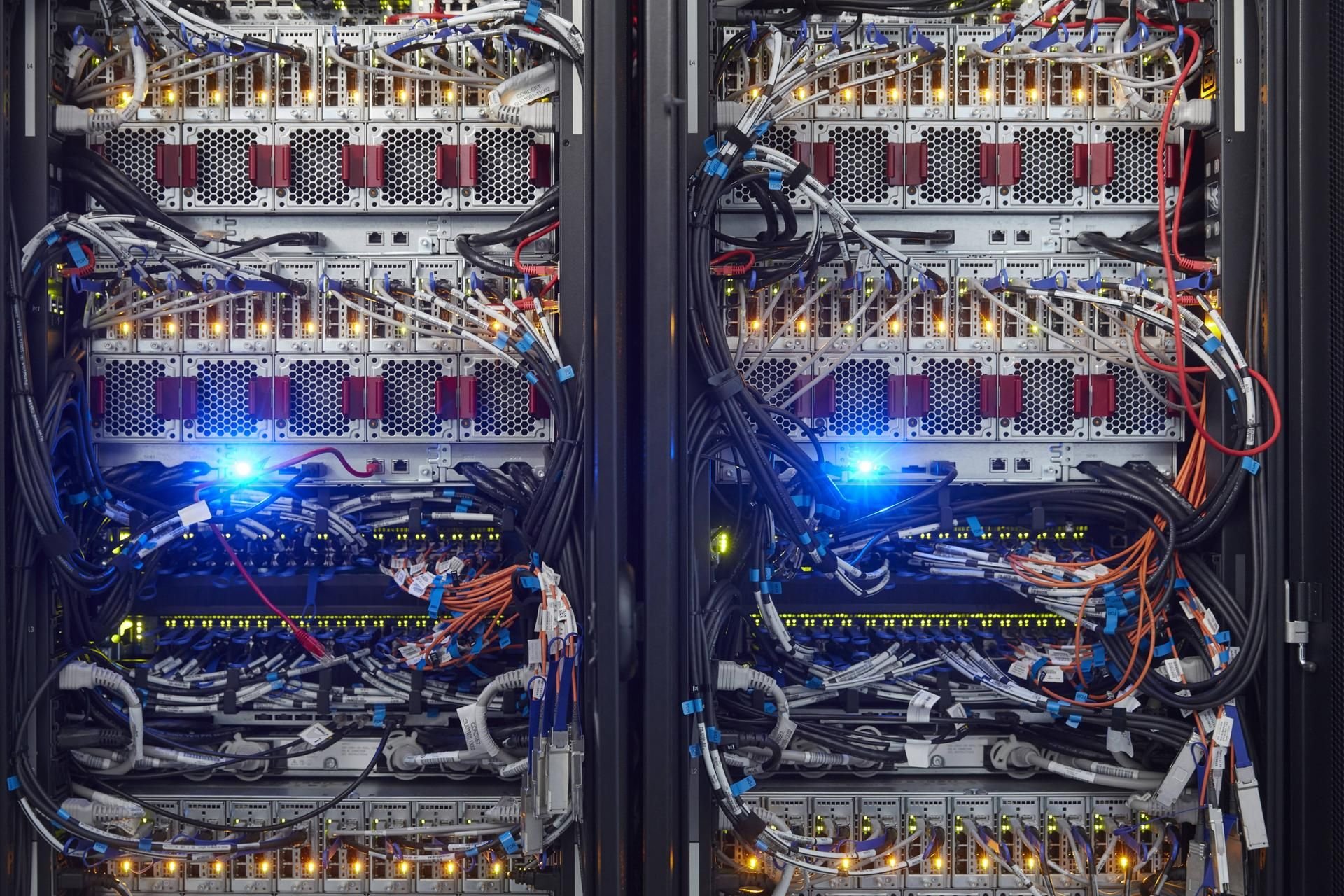 Ein Server verbindet viele Computer mit dem Internet.