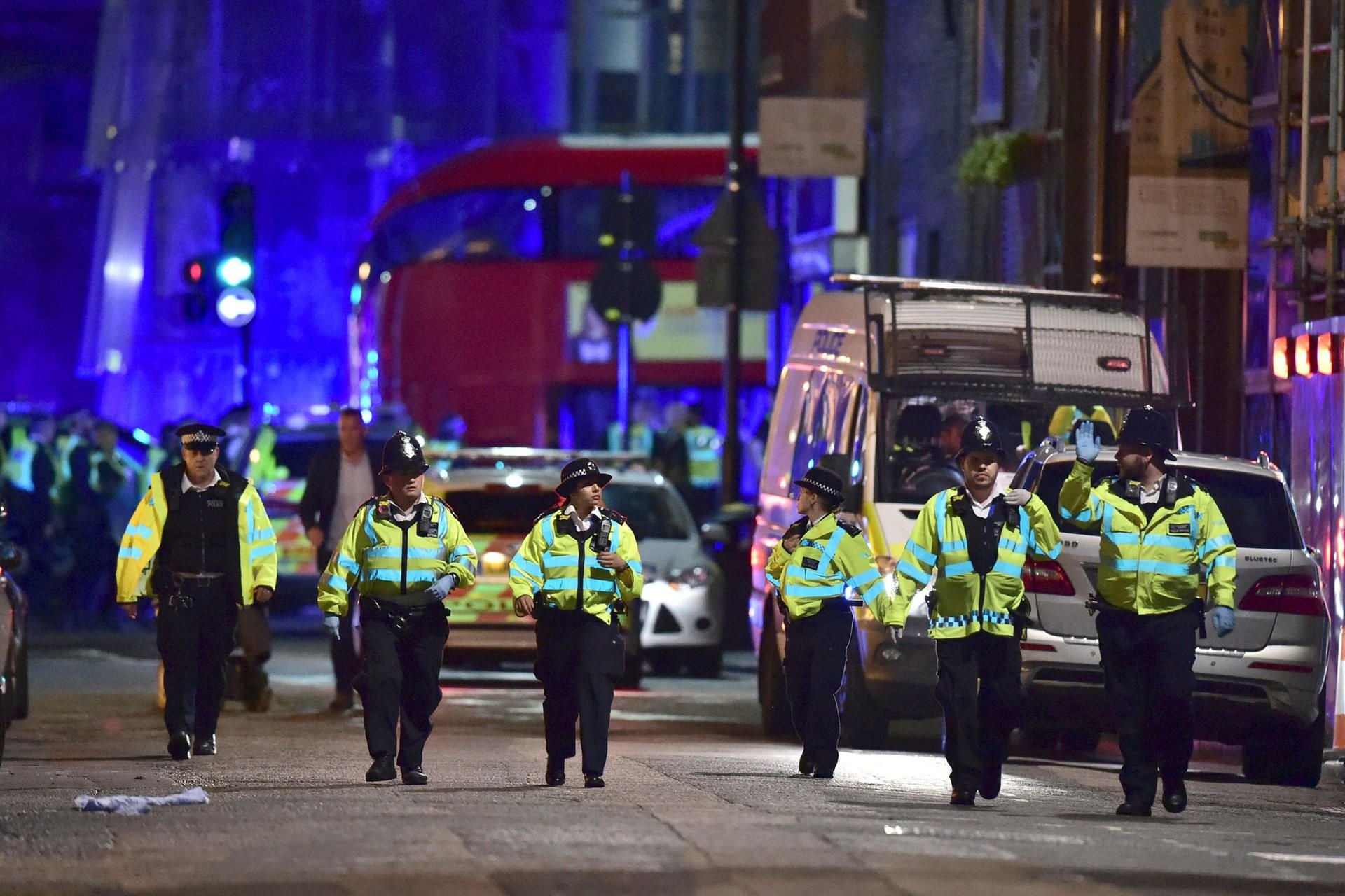 Britische Polizisten sperren das Gebiet ab.