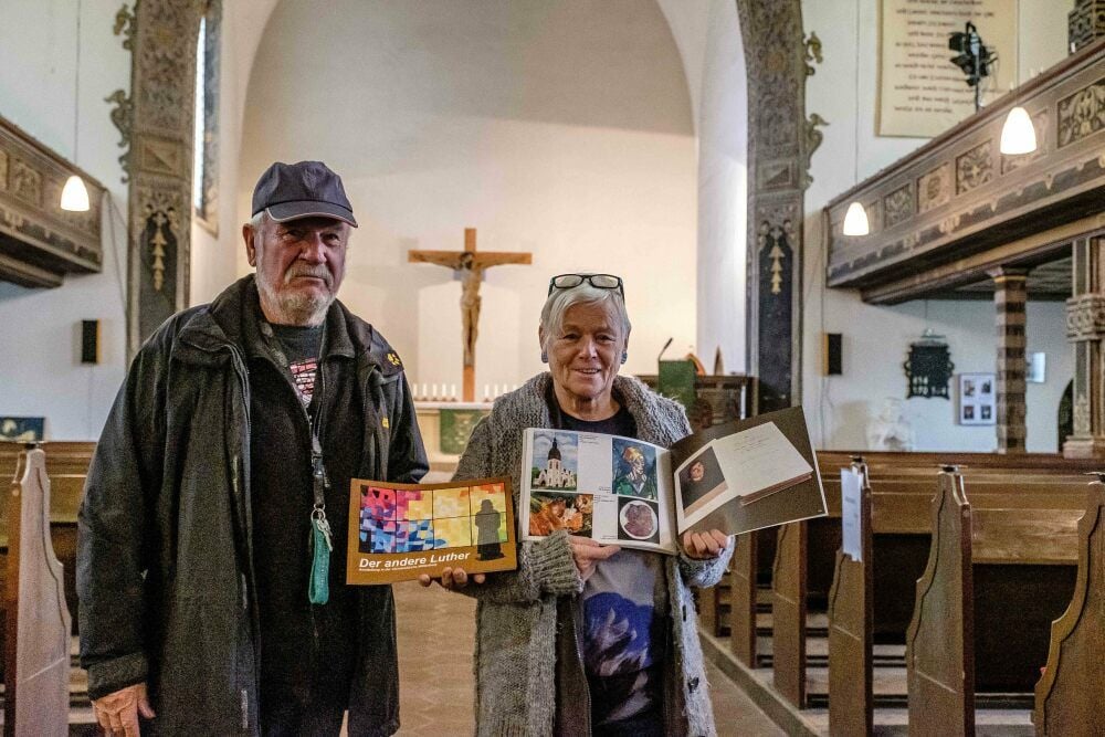 Familie Kummetz präsentiert den Katalog zur Ausstellung.