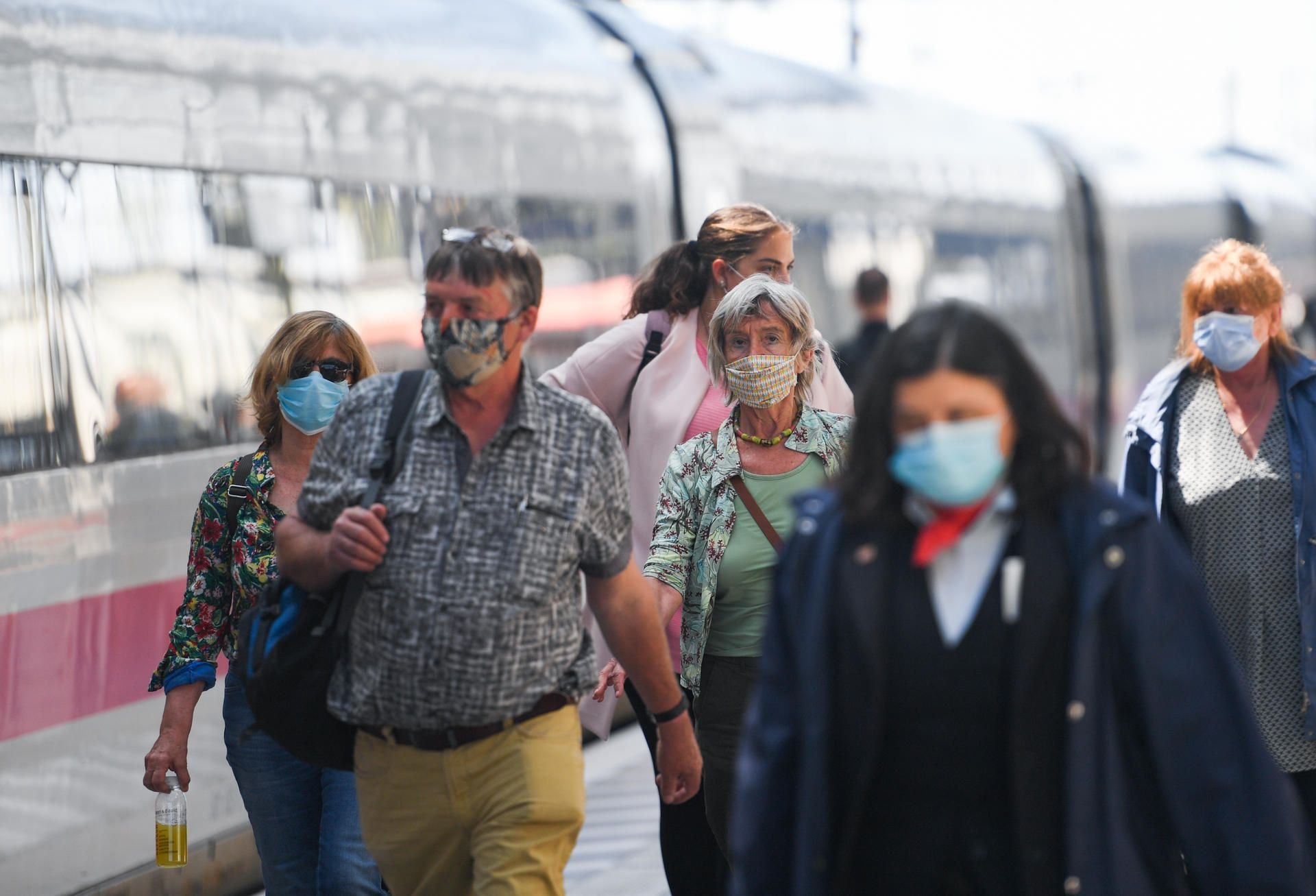 An Bahnhöfen und in Zügen gilt die Maskenpflicht.