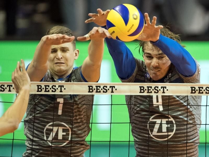 Die Friedrichhafener Bartlomiej Boladz (l) und Andreas Takvam blocken einen Ball. Foto: Soeren Stache