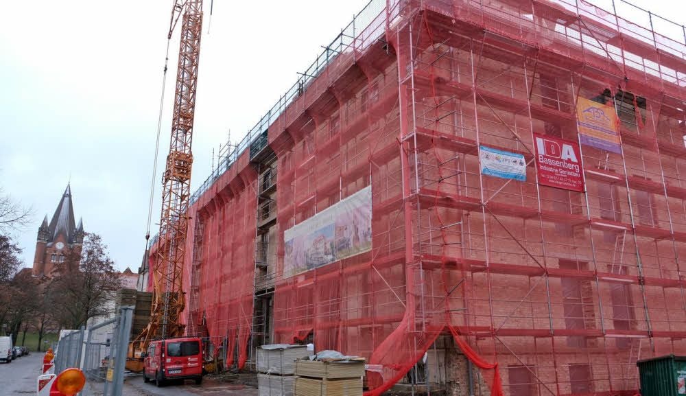 Das Gebäude ist verhangen, damit die Bauarbeiten das Umfeld nicht gefährden. Die Pauluskirche auf dem Hasenberg ist nur einen Steinwurf entfernt.