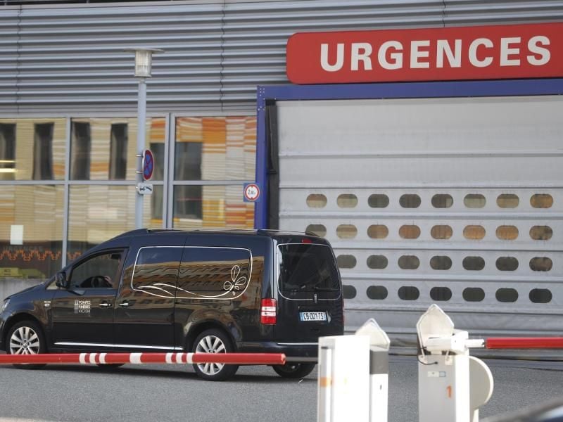Ein Leichenwagen vor dem Notdienst eines Krankenhauses in Straßburg. Foto: Jean-Francois Badias/AP/dpa