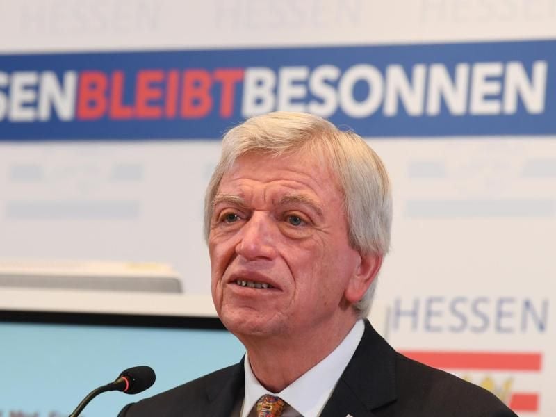 Hessens Ministerpräsident Volker Bouffier (CDU) spricht bei einer Pressekonferenz. Foto: Arne Dedert/dpa