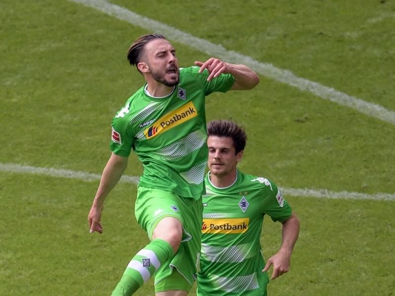 Mönchengladbachs Torjäger Josip Drmic (l) kann auf eine WM-Teilnahme hoffen. Foto: Axel Heimken