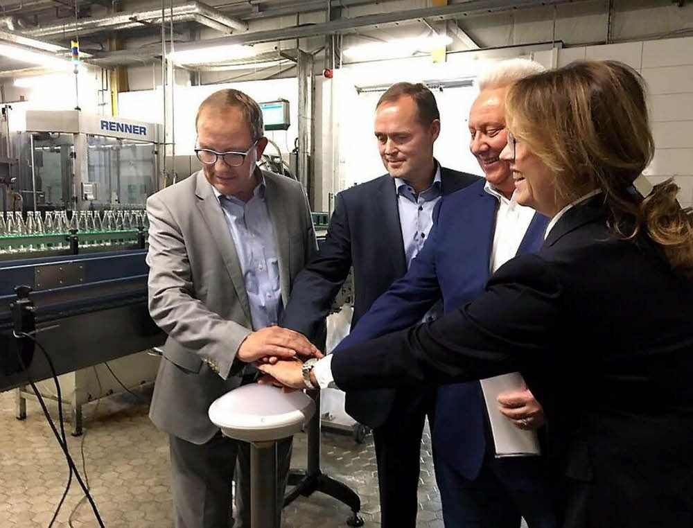 Landrat Markus Bauer, Hecklingens Bürgermeister Uwe Epperlein, Swen Hesse und Heike Wüllner setzen per Knopfdruck die Anlage in Gang.
