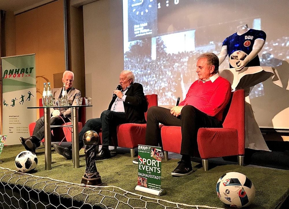 Bernd Stange (li) und Jürgen Croy (re., in der Mitte Moderator Gert Zimmermann) waren in Dessau zu Gast.