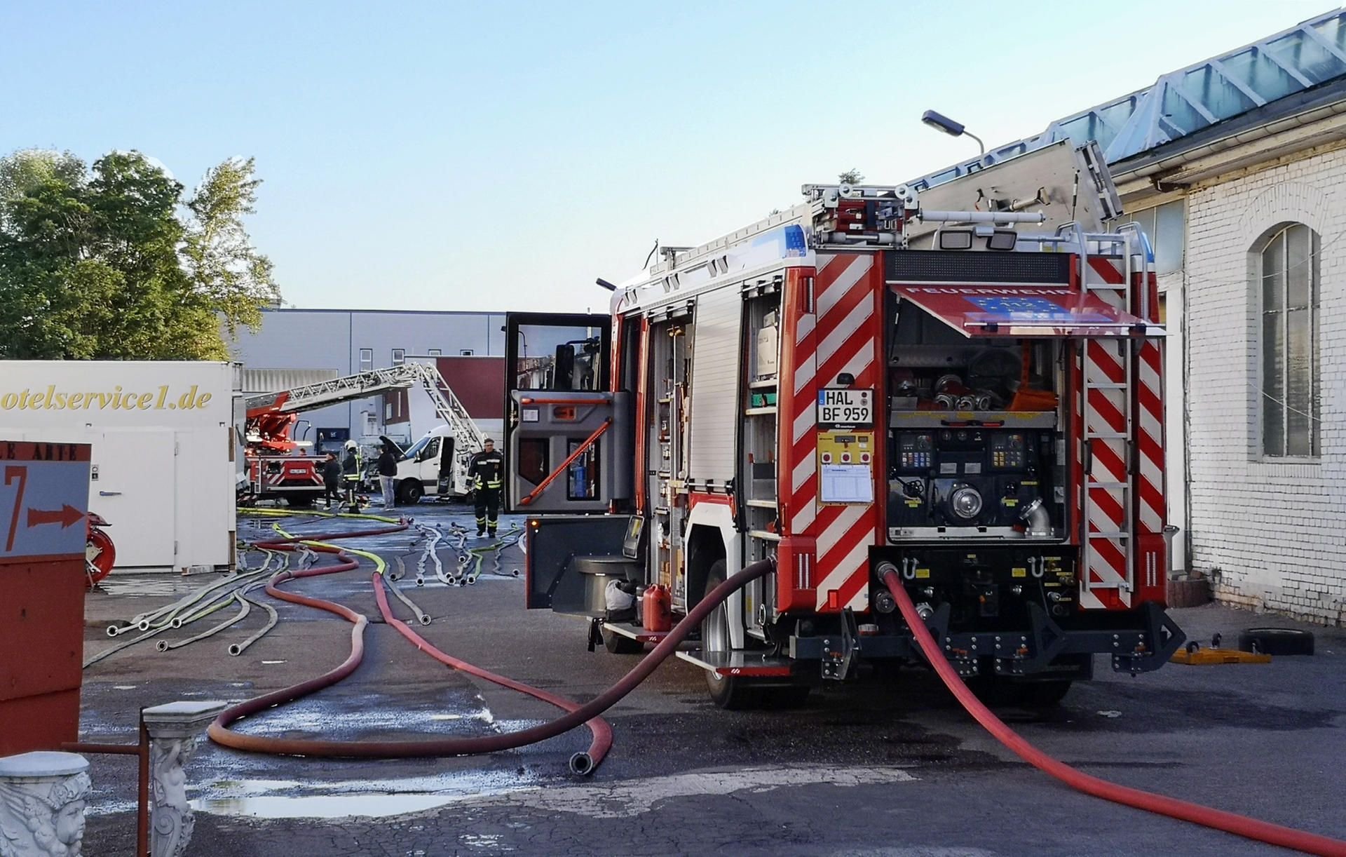 In einem Gewerbegebiet an der Delitzscher Straße in Halle ist am Montagabend ein Feuer ausgebrochen. Die Kräfte der Feuerwehr waren auch am Dienstagmorgen noch vor Ort.