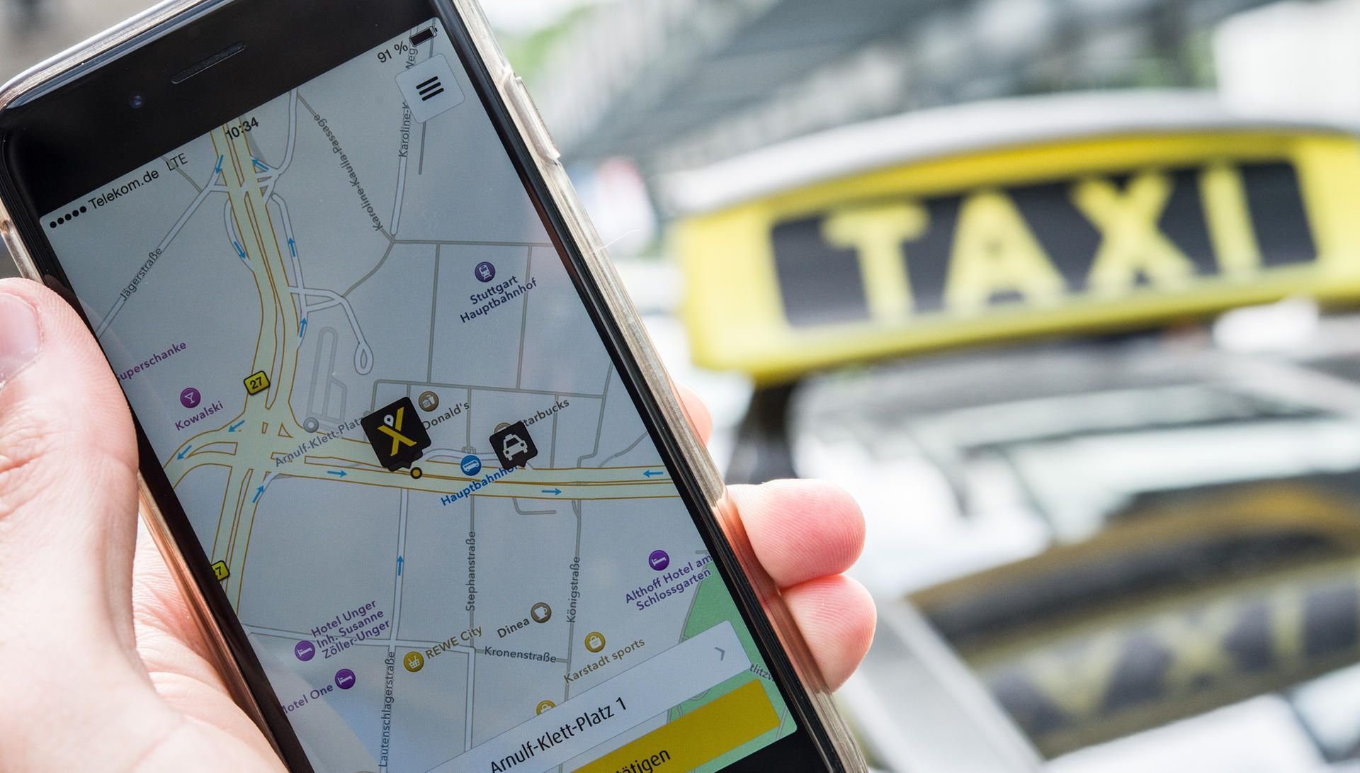 Rabattaktionen, mit denen Kunden per App viel Geld sparen können, ärgern klassische Taxizentralen.
