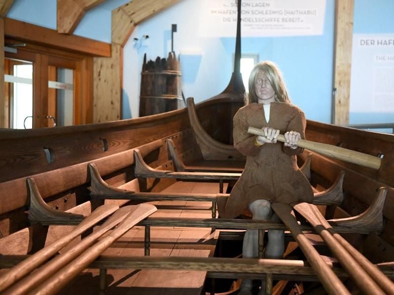 Eine Puppe sitzt im Wikingermuseum Haithabu in einem Boot. Foto: Carsten Rehder