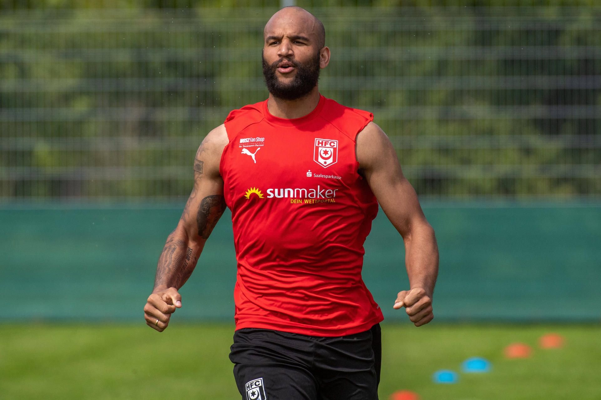 Terrence Boyd vom Halleschen FC freut sich über einen gelungenes Abspiel.