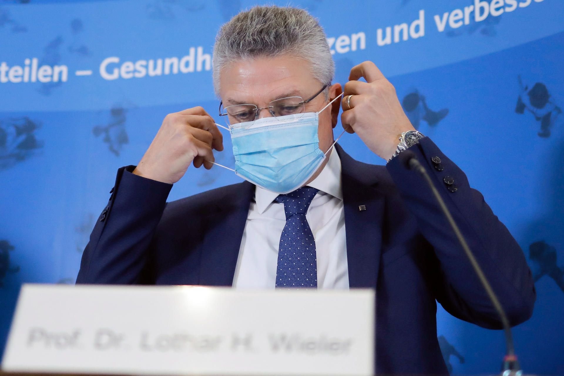 Lothar Wieler, Leiter des deutschen Robert-Koch-Instituts (RKI), kommt mit Mund-Nasenschutz zu einer Pressekonferenz zur Corona-Lage in Deutschland.